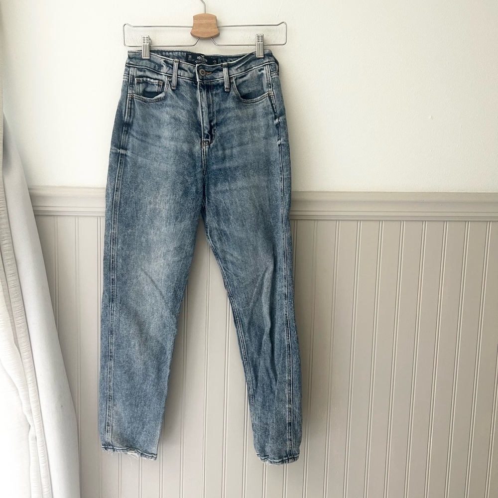 Hollister 3R Women’s 26x27 Ultra High-Rise Mom Jeans Medium Light Wash